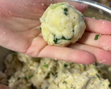Foto del paso 4 de la receta: Chipá de papa, queso y verdeo 😋🥔🧀