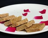 गुड़ और मूंगफली की बर्फी(Gud aur moongfali ki barfi recipe in Hindi) रेसिपी चरण 6 फोटो