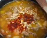 Foto del paso 4 de la receta: Patatas en salsa con langostinos y champiñones