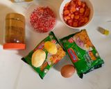 A picture of step 1 of Omelette indomie noodle.
