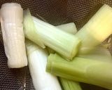 Foto del paso 2 de la receta: Puerros asados con vinagreta de frutos secos
