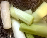 Foto del paso 2 de la receta: Puerros asados con vinagreta de frutos secos