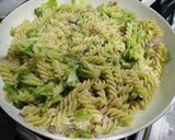 Hình bước làm 7 của món Mỳ Fusilli Với Broccoli Sốt Kem