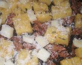 Foto del passaggio 4 della ricetta Pasticcio di polenta con salsiccia e funghi