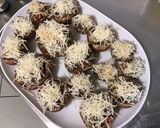 Une image de l'étape 4 de Champignons bruns farcis bœuf, légumes, emmental et tomates.