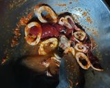 Foto langkah ke 3 dari resep Cumi Saos Pedas Manis.