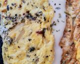 Foto del paso 4 de la receta: Omelette "fugazzeta" 🍳 Tortilla francesa de queso, cebolla y orégano 🧀