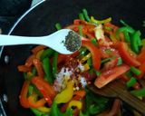 पनीर और कैप्सिकम स्टर फ्राई (Paneer aur capsicum stir fry recipe in Hindi) रेसिपी चरण 3 फोटो
