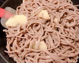 Hình bước làm 3 của món Mì Soba Chestnut Sốt Phô Mai Xanh Gorgonzola, Táo & Sò Điệp
