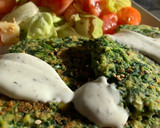 Foto del paso 5 de la receta: Hamburguesa de garbanzos y espinacas con salsa de yogur, acompañado de ensalada🥬🍅🧀