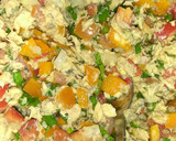 Foto del paso 3 de la receta: Pan tostado con ensalada de salmón rosado y vegetales