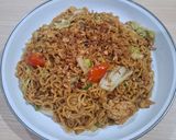Foto langkah ke 8 dari resep Mie Instan Goreng Kreasi Rumahan 🍜🔥 Garing Gurih Ala Warung, Bumbu Meresap Banget!.