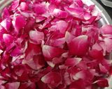 A picture of step 1 of Gulkand (Garmi dur bhgae).