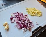 A picture of step 1 of Maldivian tuna curry 🐟 🥥.