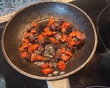 Foto del paso 3 de la receta: Pasta pesto, con trocitos de botifarra negra y chorizo al emmental