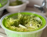 Hình bước làm 1 của món Salad Friseline Trộn Cá Cơm Muối