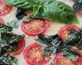 Foto del paso 4 de la receta: Tarta caprese con masa casera sin gluten 🍅 Tarta de tomate, albahaca, mozzarella y AOVE 🥗 low carb