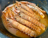 Foto del paso 3 de la receta: Cigalas al vino con salmorreta