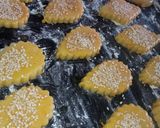 صورة لخطوة 2 من وصفة حلوة رائعة🤩 بالسميد معسلة🍯