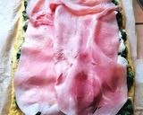 Foto del passaggio 2 della ricetta Rotolo di frittata con spinaci, uova, prosciutto e formaggio