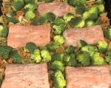 Une image de l'étape 3 de Saumon au four sur lit de pâtes et broccoli.