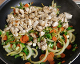 Foto del paso 4 de la receta: Fideos Singapur (fideos de arroz con pollo y verduras)