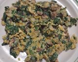 Foto del paso 4 de la receta: Huevos revueltos con champiñones y espinacas