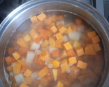 Foto del paso 3 de la receta: Guisito de porotos frutillas con chorizo, panceta y verduras