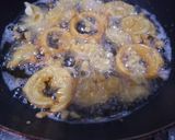 A picture of step 3 of Crispy onion rings pakorey.