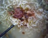 Foto langkah ke 2 dari resep Mie Instan Kuah Soto Daun Jeruk.