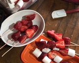 Foto del paso 2 de la receta: Brochetas de frutilla con Marshmellow