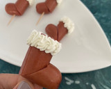 Foto del paso 3 de la receta: Botitas navideñas de salchicha