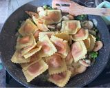 Királyrák töltött Raviolival tárkonyos szószban recept fázis 5 fotója