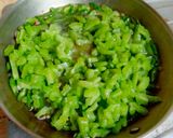 Foto langkah ke 5 dari resep Tumis Pare Cabai Hijau.
