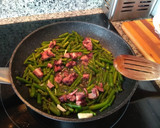 Foto del paso 2 de la receta: Revuelto de espárragos trigueros (mar y tierra)