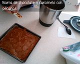 Foto del paso 5 de la receta: Barra de chocolate y caramelo con pecanas TM6