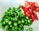 รูปขั้นตอนการทำที่ 2 ของ ผัดหมี่น้ำพริกกะปิกับไข่เจียวถั่วงอก