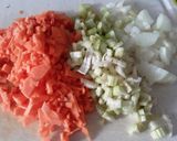Foto del paso 1 de la receta: Berenjenas con tomate🍅🥕🌰🌶