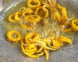 Gambar langkah 5 resipi Sotong Goreng Kunyit.