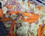 Foto langkah ke 4 dari resep Tumis wortel, kembang kol dan sosis.