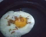 Foto langkah ke 3 dari resep Telur ceplok bawang goreng.