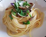 Foto del passaggio 3 della ricetta Spaghetti con vongole e cannolicchi in bianco 🐚😋😋