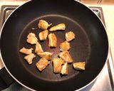 Foto del paso 3 de la receta: Berenjena gratinada rellena de pollo y cebolla