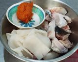 A picture of step 2 of Southern Thai Sour Curry with Salmon Head and Pickled Bamboo Shoots.