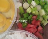 Foto langkah ke 1 dari resep Omelete Nasi Daun Bawang (bekal Anak).