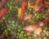 Foto del paso 3 de la receta: Guisantes salteados con chistorra