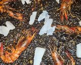 Foto del paso 5 de la receta: Arroz negro ⚫️ con gambas rojas y tiras de bacalao