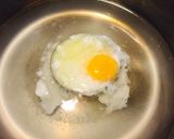 Hình bước làm 3 của món Trứng gà chần lòng đào cho bữa sáng