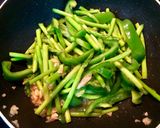 Hình bước làm 2 của món Măng tây - ớt chuông xào tỏi