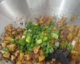 Foto langkah ke 4 dari resep Tumis Kentang Daging Cincang.